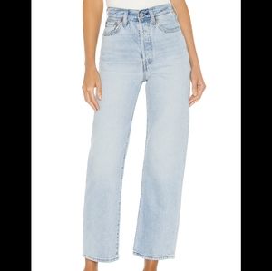 Levi’s ribcage ankle straight in middle road